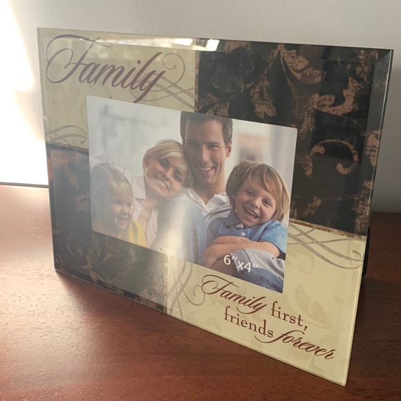 Nice “Family First, Friends Forever” Picture Frame - Picture 2 of 9